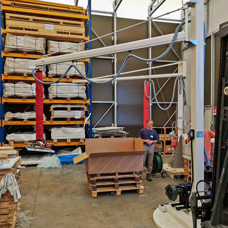 Ergonomic Vacuum Lifters AG033 lifting boxes in a warehouse